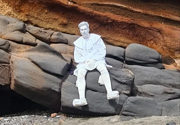 Ivan Bosiljčić as street artist Lazar